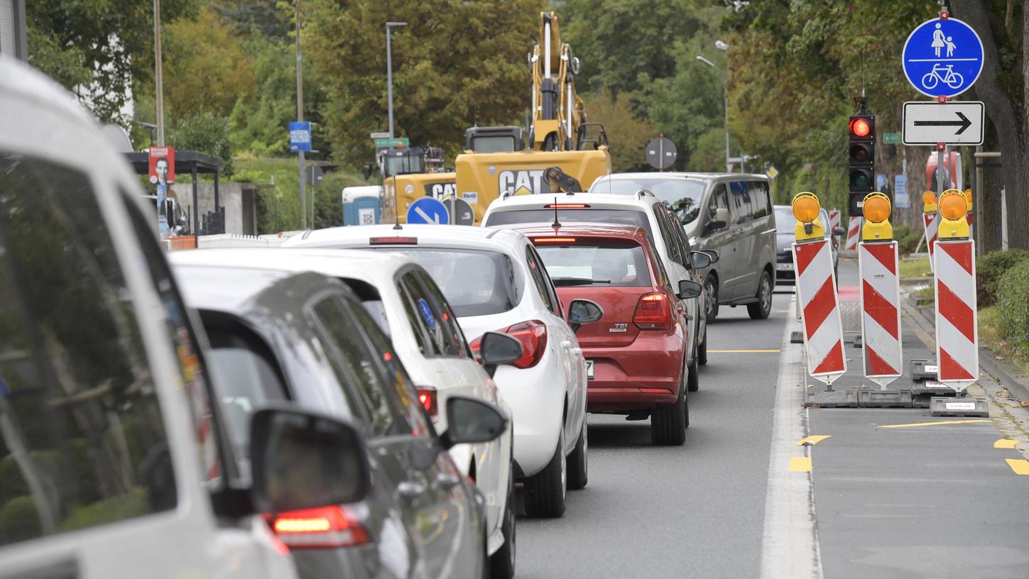 Warten – heißt es für Autofahrer an der Baustelle an der Bayreuther Straße auf Höhe des Hotels Franken.