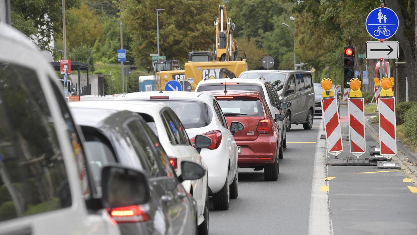 Warten – heißt es für Autofahrer an der Baustelle an der Bayreuther Straße auf Höhe des Hotels Franken. Warten – heißt es für Autofahrer an der Baustelle an der Bayreuther Straße auf Höhe des Hotels Franken.