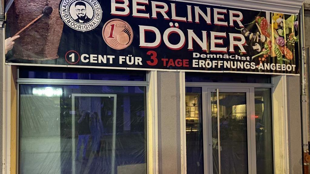 In Würzburg eröffnet der Gewinner unseres Döner-Votings 2023 seine dritte Filiale. In Würzburg eröffnet der Gewinner unseres Döner-Votings 2023 seine dritte Filiale.