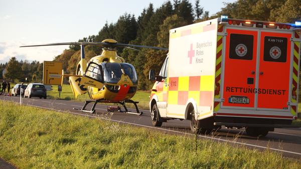 Drei Fahrzeuge kollidieren: - Zwei Personen leicht verletzt - Unfallursache nicht bekannt - Feuerwehr, Rettungsdienst und Polizei im Einsatz