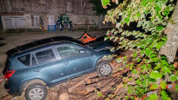 Spektakulärer Unfall in Aufseß: SUV landete auf einem Holzstapel