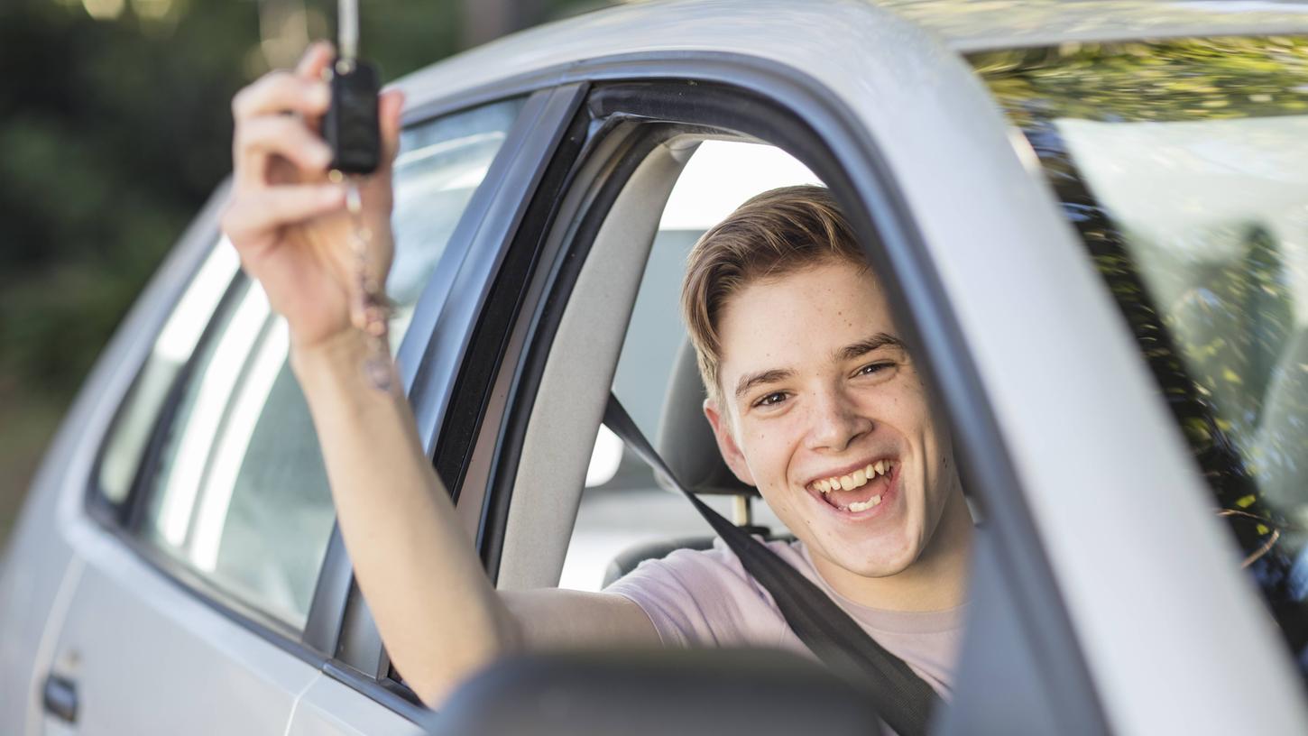 Sollten junge Menschen nach Erhalt des Führerscheines vorerst nur langsamere Autos fahren dürfen? Sollten junge Menschen nach Erhalt des Führerscheines vorerst nur langsamere Autos fahren dürfen?