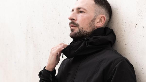 Der französische DJ und Produzent Shlømo spielt schon seit vielen Jahren eine gewichtige Rolle in der Welt der Elektronik. Zu Beginn seiner Karriere eher im deeperen Techno verortet, ist Shlømo mittlerweile ein Fixpunkt im Hard Techno Segment und bespielt quasi jede Mainstage großer Festivals. Am Freitag gastiert der Franzose nach 2018 das zweite Mal in der Rakete. Die Party, bei der auch Frank Rayo und Kenneth performen, beginnt um 23 Uhr.