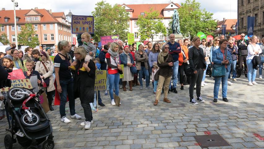 Zahlreiche Erwachsene, aber auch Kinder und Jugendliche traten bei der Demonstration in Erlangen für mehr Investitionen in die Bildung ein.