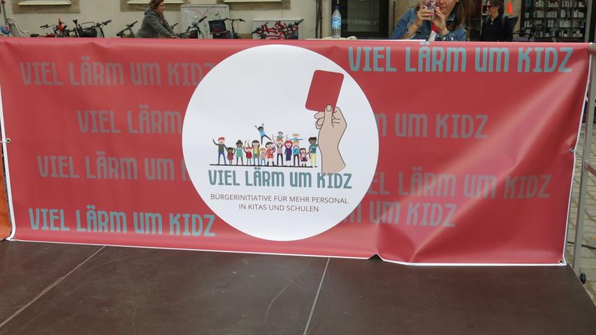 Die Initiative "Viel Lärm um Kidz" war Initiator der Demonstration und hatte eifrig Transparente und Plakate erstellt.