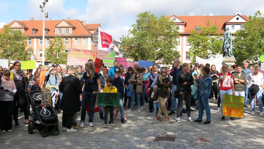 Zahlreiche Teilnehmer traten bei der Demonstration in Erlangen für mehr Investitionen in die Bildung ein.