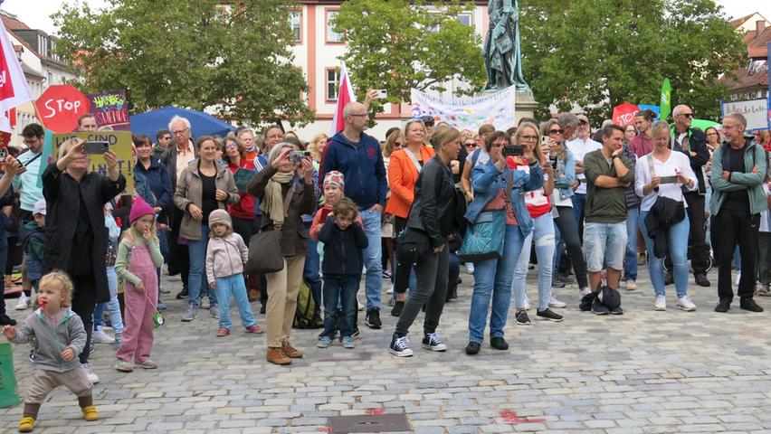 Zahlreiche Erwachsene, aber auch Kinder und Jugendliche traten bei der Demonstration in Erlangen für mehr Investitionen in die Bildung ein.