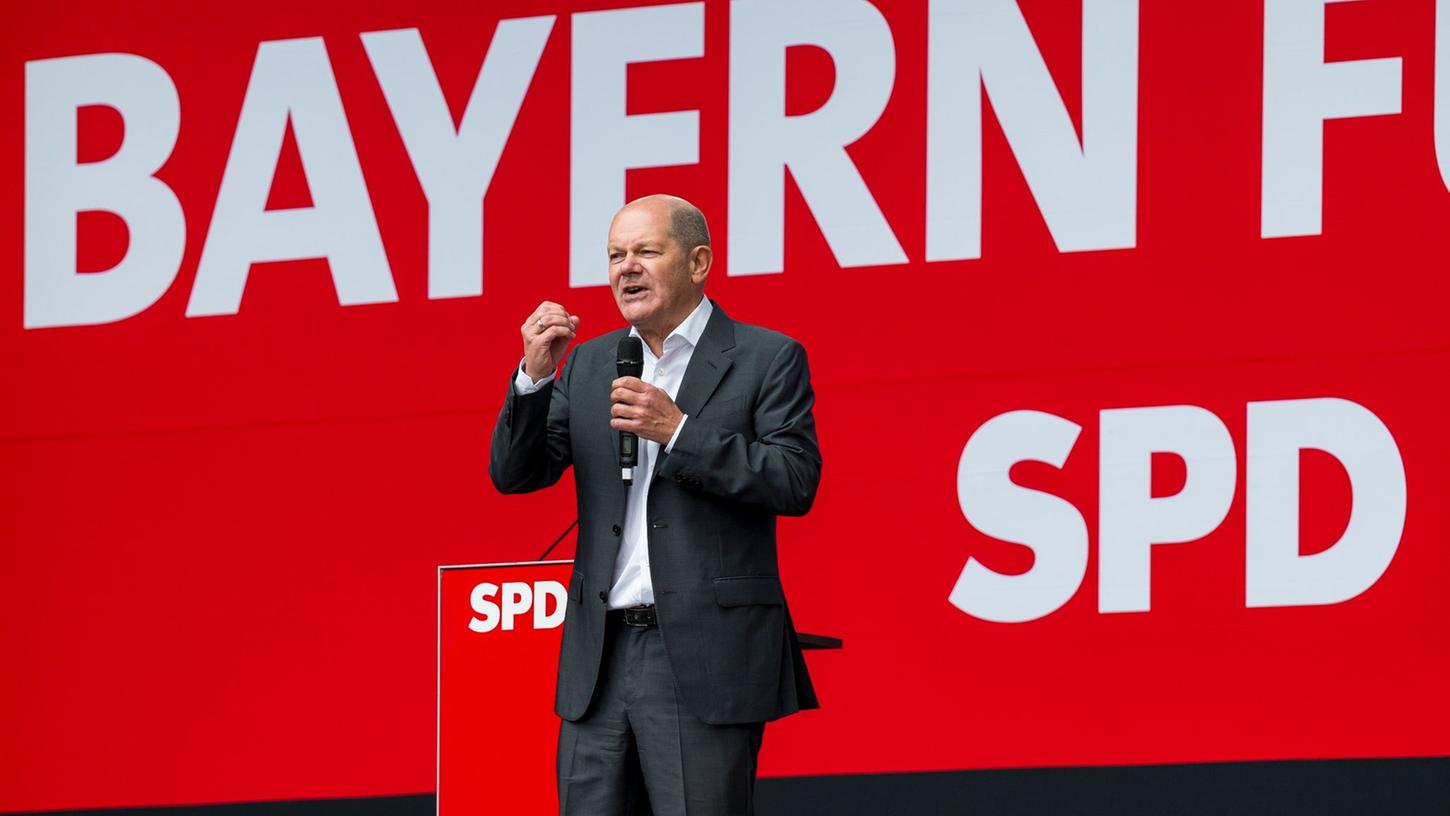 Bundeskanzler Olaf Scholz (SPD) bei der Wahlkampfkundgebung in Nürnberg eine Rede.