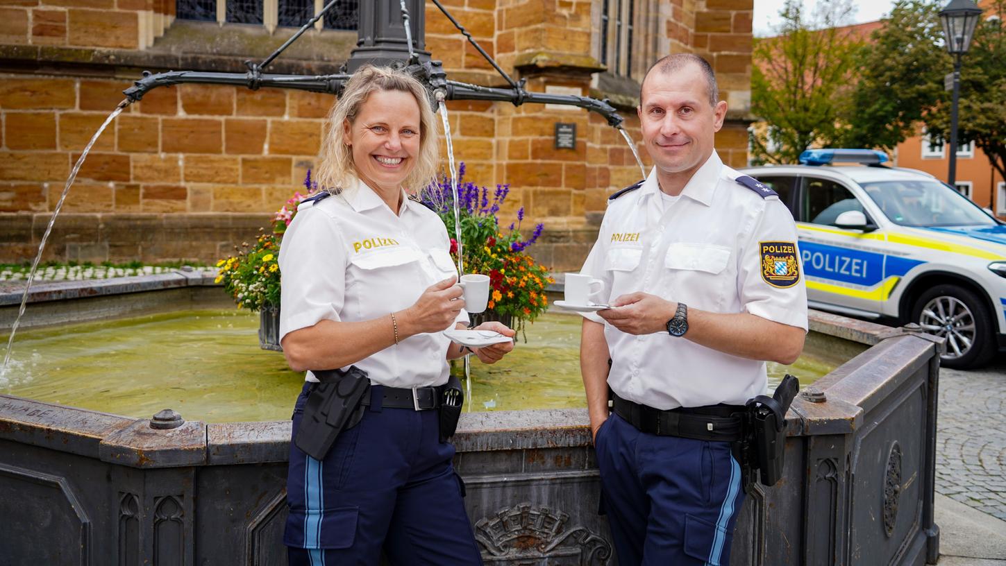 Polizeioberkommissarin Rebekka Lehmeier und Polizeioberkommissar Stefan Pröll von der PI Neumarkt vor dem Brunnen am Rathausplatz. Polizeioberkommissarin Rebekka Lehmeier und Polizeioberkommissar Stefan Pröll von der PI Neumarkt vor dem Brunnen am Rathausplatz.