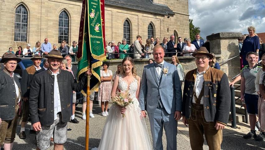 Das Jawort haben sich am 23. September in der Mariä Himmelfahrtskirche in Laibstadt (Stadt Heideck) Verena und Lukas Harrer gegeben. Nach der Kirche wurde das Paar von der Schützengesellschaft SG Almenrausch Häusern, dem SV Großweingarten und der DJK Laibstadt empfangen. Bei den Häuserner Schützen war die aus dem Weiler Holzi stammende Braut in den Jugendjahren aktiv, und wurde auch mal Jugendkönigin. Der Bräutigam ist in Laibstadt aufgewachsen und ist noch aktiver Fußballer.