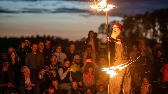 Nach Einbruch der Dunkelheit gab es eine Feuerschau des Flammenkünstlers Eberhard Wolter zu sehen. Nach Einbruch der Dunkelheit gab es eine Feuerschau des Flammenkünstlers Eberhard Wolter zu sehen.