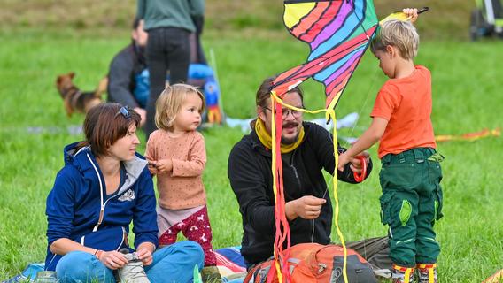 Das Drachenfest macht Jung und Alt Spaß: Auch wenn gerade etwas Flaute herrscht. Das Drachenfest macht Jung und Alt Spaß: Auch wenn gerade etwas Flaute herrscht.