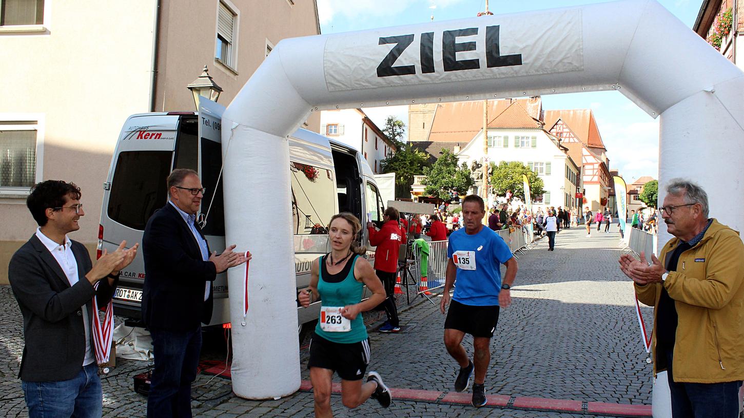 Applaus für die Läuferinnen und Läufer hat es von Herbert Argmann (rechts), stellvertretender Bürgermeister von Merkendorf, Michael Dörr (2.v.l.), Bürgermeister von Wolframs-Eschenbach und Schirmherr Dominic Braun beim Zieleinlauf in Merkendorf gegeben.