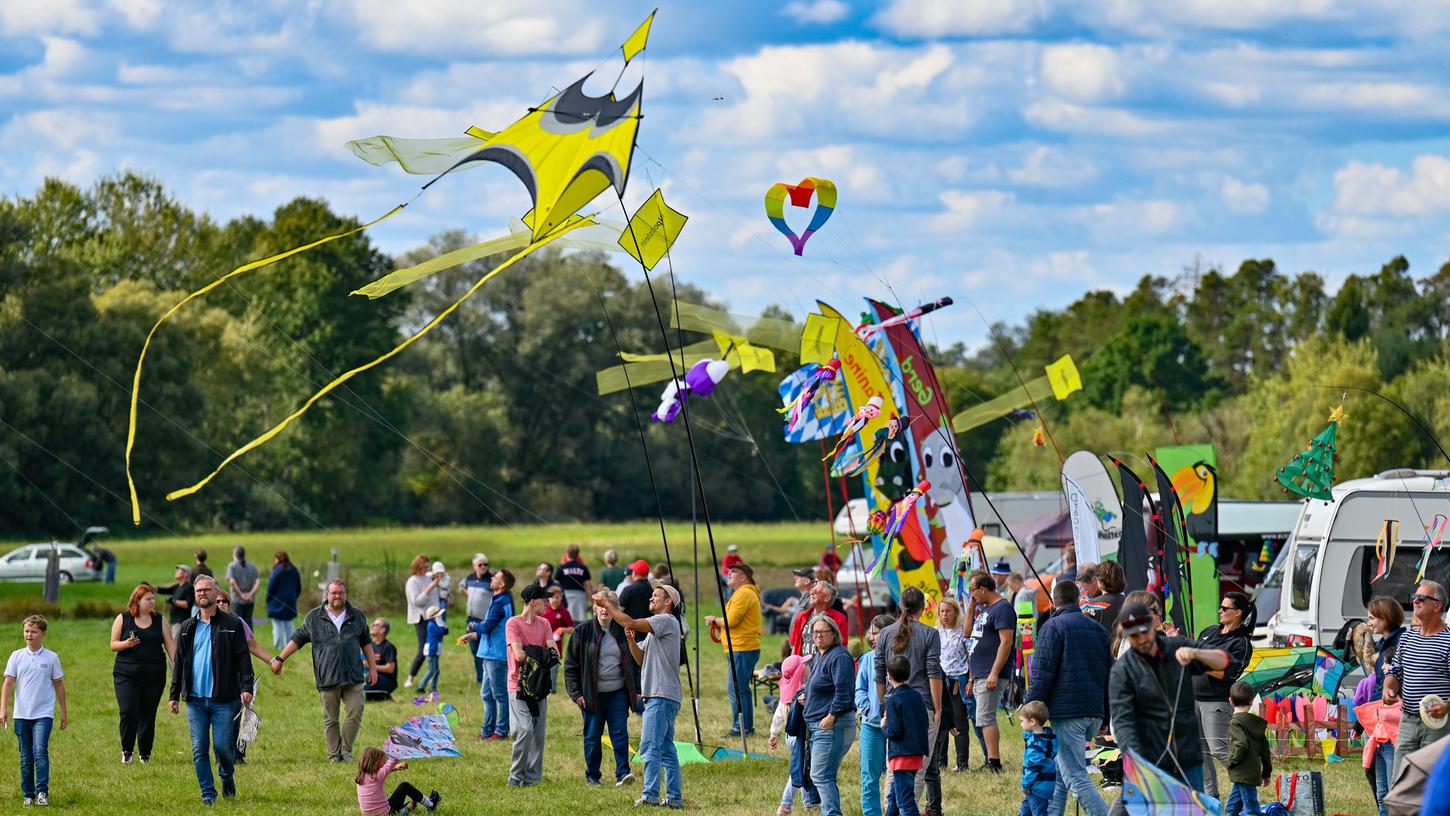 Aus vielen Ecken Deutschlands - und sogar aus dem Ausland - kommen Drachen-Begeisterte nach Hilpoltstein, um beim Drachenfest dabei zu sein. Heuer jährt sich das Fest zum 30. Mal. Aus vielen Ecken Deutschlands - und sogar aus dem Ausland - kommen Drachen-Begeisterte nach Hilpoltstein, um beim Drachenfest dabei zu sein. Heuer jährt sich das Fest zum 30. Mal.
