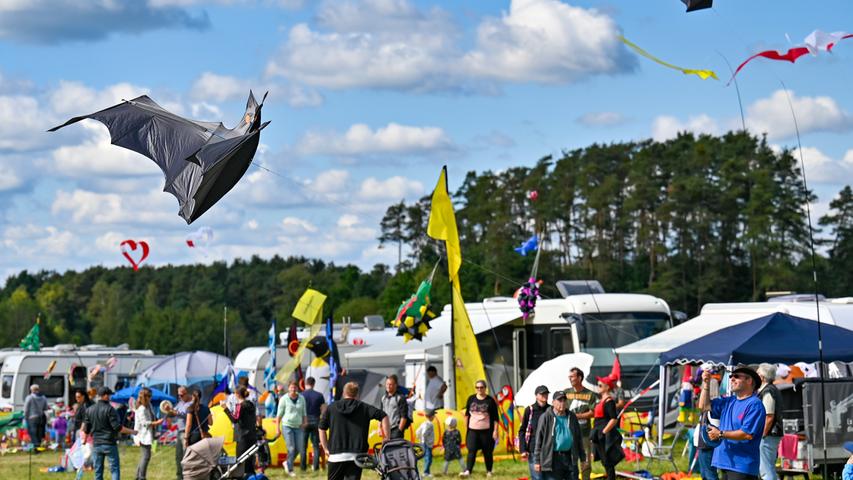 30. Geburtstag feiert heuer das Hilpoltsteiner Drachenfest, das jeden Herbst an einer Wiese bei Heuberg stattfindet. 30. Geburtstag feiert heuer das Hilpoltsteiner Drachenfest, das jeden Herbst an einer Wiese bei Heuberg stattfindet.