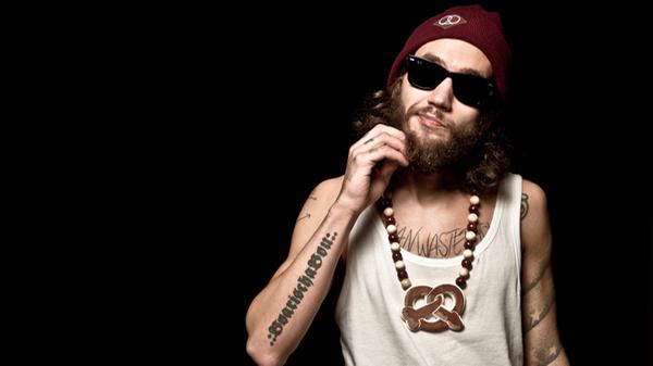 BBou ist wieder da. Der "Boarische Bou", der bayerischen Hippie-Rap erstellt, gastiert am Samstag im Stereo. Mit seiner neuen Platte "grod schey is" unterm Arm bespielt der Musiker den Kellerklub. Beginn: 20 Uhr. Im Anschluss an das Konzert steigt eine amtliche Indie-Party in der Klaragasse. Ebenfalls geöffnet haben dann Sonnendeck und Vorraum.