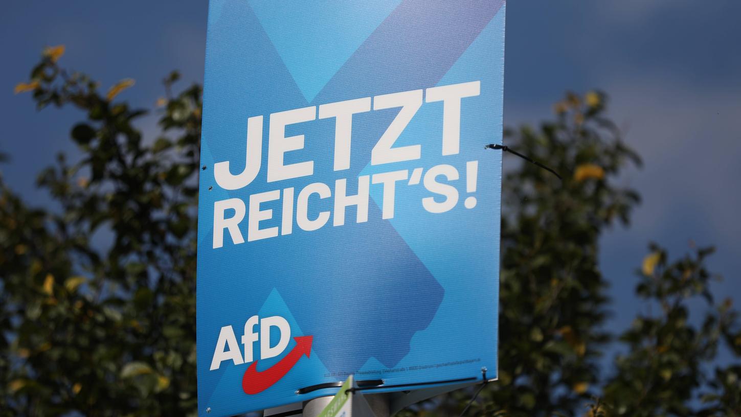 Nicht wenige AfD-Wähler seien überzeugt, dass eine Rückabwicklung der Globalisierung, ein erstarkender Nationalismus sowie eine neoliberale Wirtschafts-, Finanz- und Sozialpolitik ihnen persönlich bessere Arbeitsplätze, mehr Sicherheit und bessere Chancen verschaffen würden. Dabei würde genau das Gegenteil passieren. Nicht wenige AfD-Wähler seien überzeugt, dass eine Rückabwicklung der Globalisierung, ein erstarkender Nationalismus sowie eine neoliberale Wirtschafts-, Finanz- und Sozialpolitik ihnen persönlich bessere Arbeitsplätze, mehr Sicherheit und bessere Chancen verschaffen würden. Dabei würde genau das Gegenteil passieren.