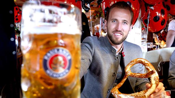 Der erst frisch dazugekommene englische Torjägers Harry Kane ließ sich das Spektakel nicht entgehen - volles Programm mit Maß und Brezn.