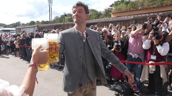 Mit wem Thomas Müller da wohl angestoßen hat? Die gute Laune steht ihm auf jeden Fall ins Gesicht geschrieben.