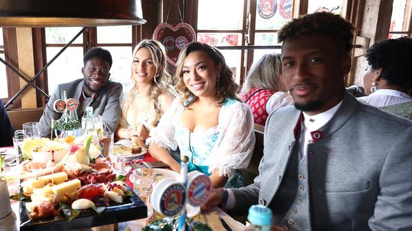 Auch Spieler Alphonso Davies (l.) und seine Freundin Sheyenne Jen (2.v.l) und Kingsley Coman mit seiner Verlobten Sabrina Duvad ließen es sich im Käferzelt gutgehen.