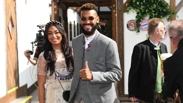 Ebenfalls in Begleitung seiner Frau Nevin Choupo-Moting besuchte Eric Maxim Choupo-Moting die Wiesn.