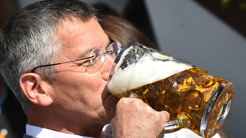 Prost auch an Herbert Hainer, Präsident des FC Bayern München, der sich vor dem Käferzelt eine Maß genehmigte.