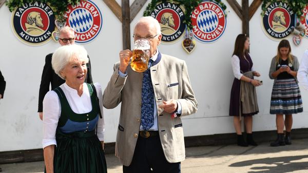Unter die Fußballstars schlichen sich am Sonntag auch der ehemalige bayerische Ministerpräsident Edmund Stoiber und seine Frau Karin Stoiber.