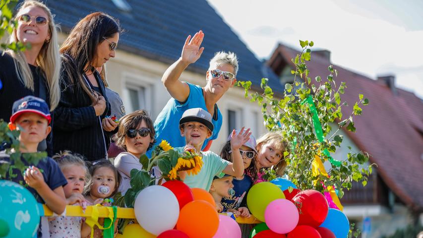 Luftballons und bunter Rauch: Zahlreiche Zuschauer kamen zum Kärwa-Umzug in Seukendorf