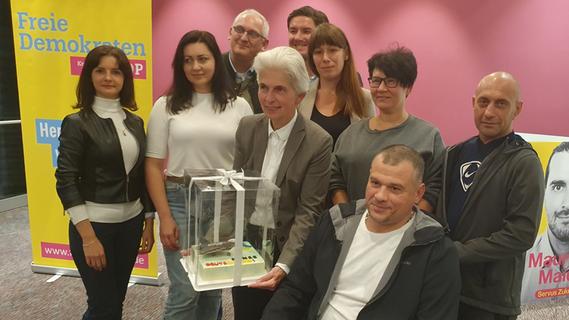 Ukrainische Gemeinde von Neumarkt schenkt Strack-Zimmermann (FDP) einen ganz besonderen Kuchen