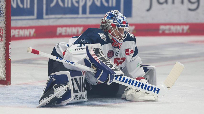 Hatte es gerade zu Beginn nicht leicht: Goalie Niklas Treutle im Tor der Ice Tigers. Hatte es gerade zu Beginn nicht leicht: Goalie Niklas Treutle im Tor der Ice Tigers.