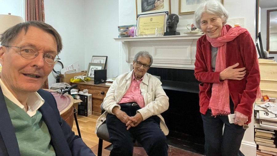 Karl Lauterbach, Wirtschaftswissenschaftler Amartya Sen und seine Ehefrau, Wirtschaftshistorikerin Emma Rothschild, auf einem Selfie, das für Hass in Netz sorgte. Karl Lauterbach, Wirtschaftswissenschaftler Amartya Sen und seine Ehefrau, Wirtschaftshistorikerin Emma Rothschild, auf einem Selfie, das für Hass in Netz sorgte.