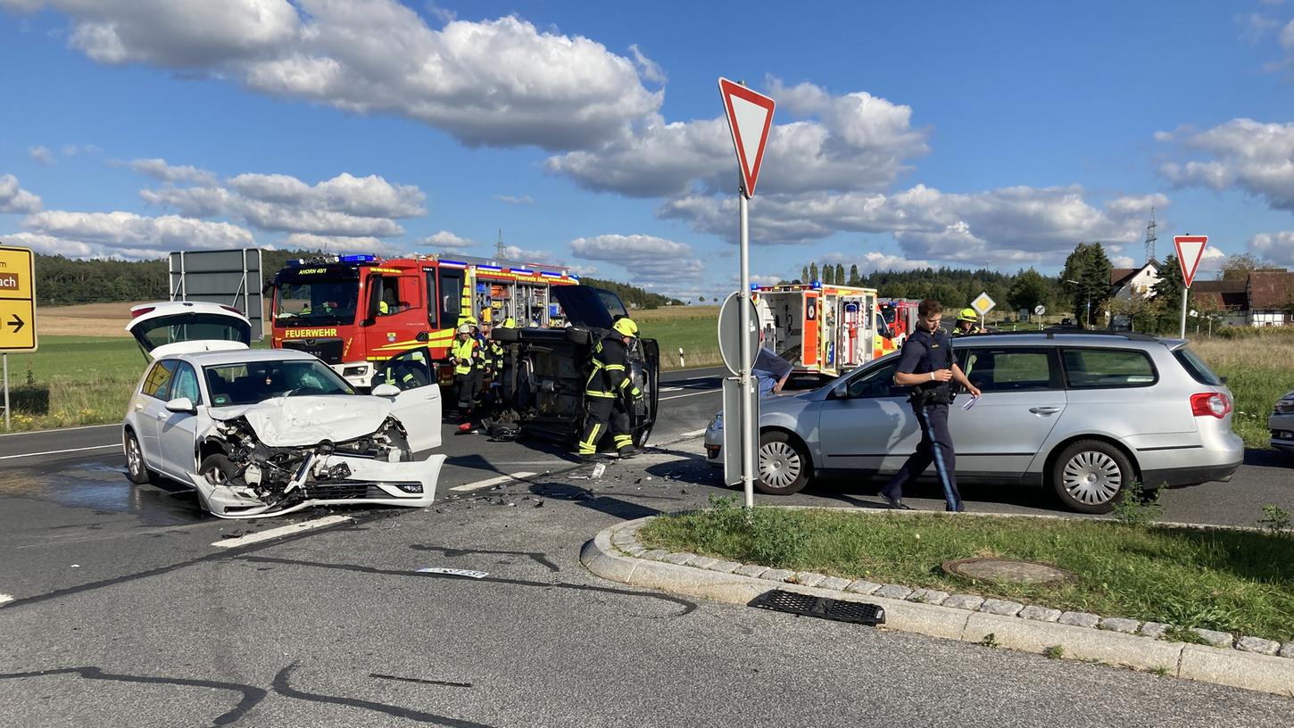 Ein Großaufgebot an Helfern rückte an, nachdem am Sonntag auf der B303 bei Ahorn zwei Autos frontal miteinander kollidiert waren. Ein Großaufgebot an Helfern rückte an, nachdem am Sonntag auf der B303 bei Ahorn zwei Autos frontal miteinander kollidiert waren.