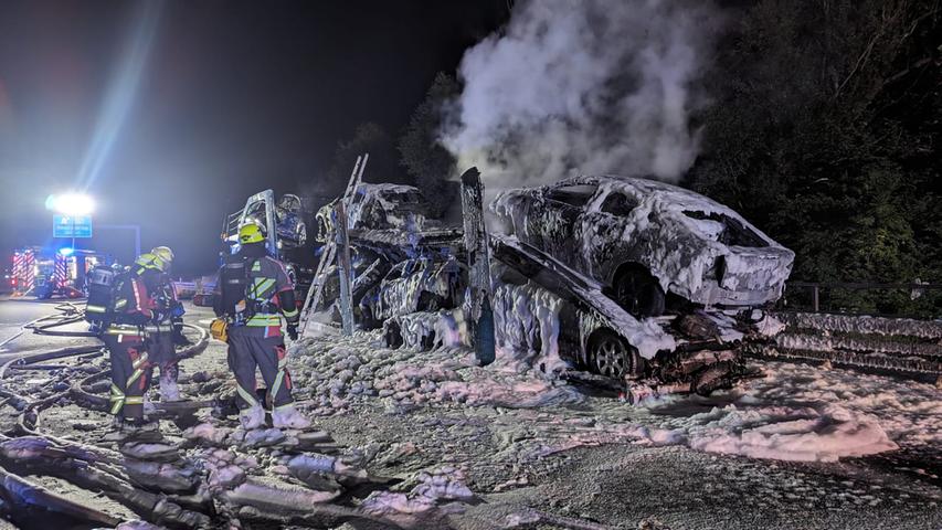 Vollbrand auf der A3 bei Regensburg: Zehn Fahrzeuge gehen in Flammen auf