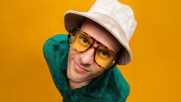 Der spanische Musiker Ramiro Lopez arbeitet bereits seit den Neunzigern als DJ. Seine Tracks erscheinen unter anderem auf Drumcode, Intec und dem eigenen Imprint Odd Recordings. Am Samstag steigt der Künstler in den Flieger nach Nürnberg, um ein Set in der Rakete zu bestreiten. Drum herum mischen Bernhard Groeger und Yabcek. In der Makrobe bedient das "Mal/so Mal/so"-Team die Regler. Beginn: 23 Uhr.
