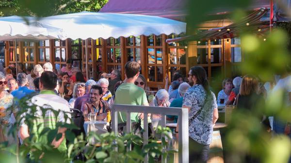 Noch bis Sonntag sitzt man auf dem Nürnberger Altstadtfest beisammen. Bis zum Finale warten diverse Programmpunkte auf das Publikum. So liest beispielsweise Mundartautor Jürgen Leuchauer am Samstag (15 Uhr) aus seinen Büchern in der Katharinenruine.