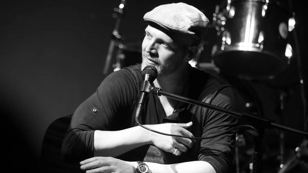 Gitarrist und Sänger Stef Rosen gastiert mit seiner Musik in Bluesclubs und auf Festivals überall auf der Welt. Am Freitag bespielt der Berliner Komponist die Wendelsteiner Jegelscheune. Start: 20 Uhr.