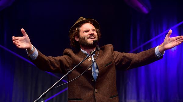 Nach "Faszination Allgäu" kommt Kabarettist Maxi Schafroth nun mit "Faszination Bayern" ums Eck. Am Freitag stellt der charmante Comedian sein Werk in den Ansbacher Kammerspielen vor. Start: 20 Uhr.