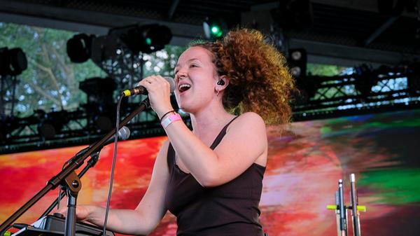 Ein kuscheliges Musikfestival mit vier Bands fern des Mainstreams schüttelt der Kulturbahnhof am Freitag und Samstag aus dem Ärmel. Jeweils ab 19.30 Uhr werden die Verstärker hochgefahren und die Regler auf Anschlag gedreht. Den Anfang machen Zement & Hannah Grünewald. Ihnen folgt die Gruppe Schubsen. Nun flog Dr. Bert Rabe (Foto) und Saroos sind am Samstag dran. Im Anschluss an die Shows treten Djs auf.