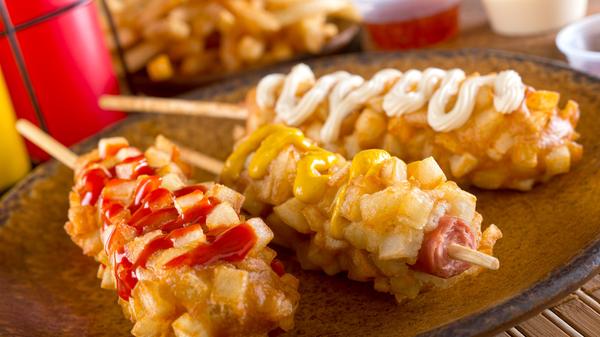 Das Food Truck Festival kommt nach Lauf. Von Freitag bis Sonntag machen sich wohlduftende Gerüche über dem Festplatz breit. Auf dem Speiseplan stehen Burger im Burritomantel, Korean Corn Dogs, Chicken Masala und vieles mehr. Los geht’s am ersten Tag um 16 Uhr. Samstag und Sonntag werden die Herde ab 12 Uhr angeworfen. Ein Entertainmentprogramm komplettiert das Angebot des Food Truck Festivals.
