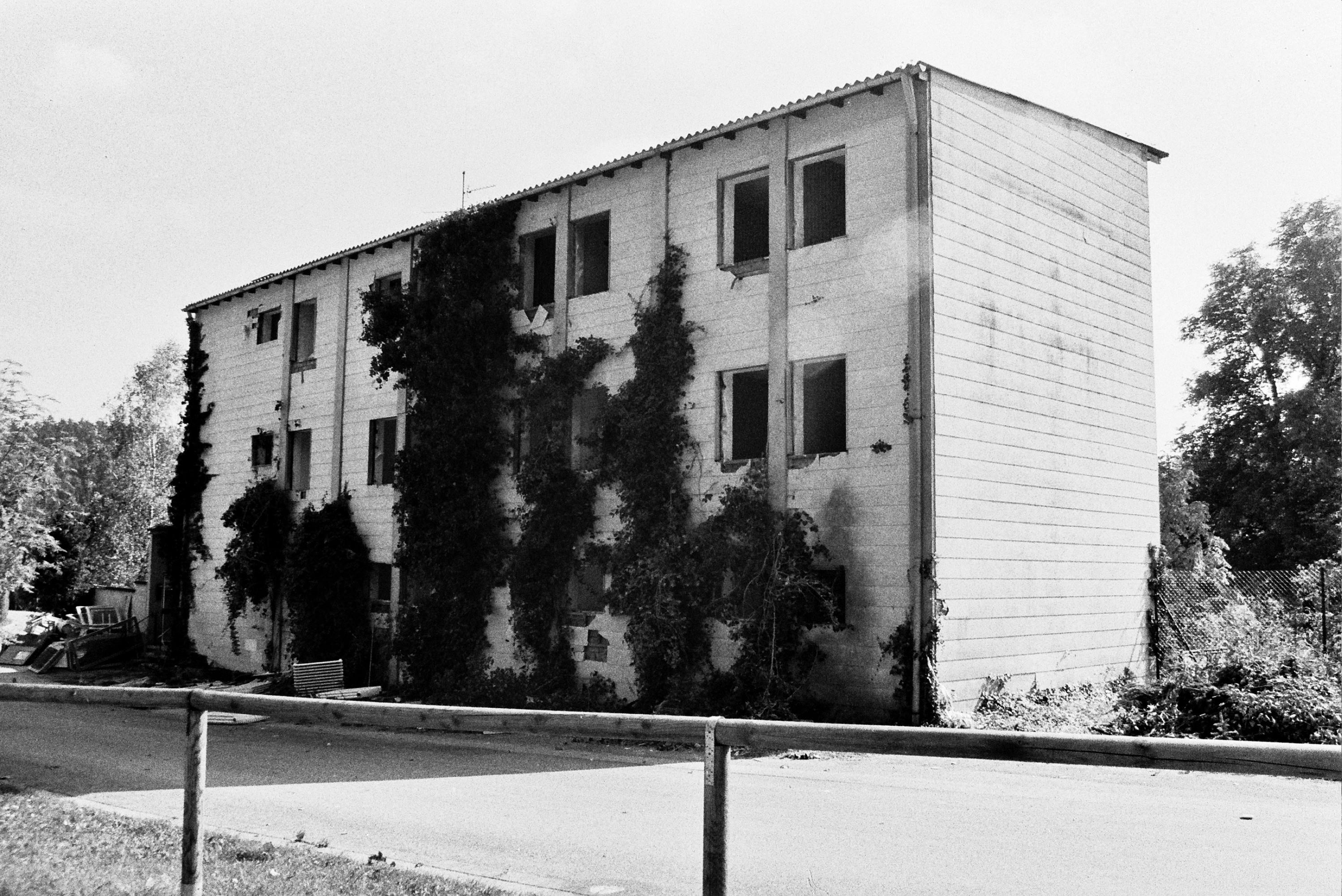 1961 baute der frühere Gunzenhäuser Hotelier Kurt Ehrlich dieses Hotel am Stadtbad, wie das heutige Waldbad damals im Volksmund hieß. Lange Jahre war es für alle Freibadbesucher und -besucherinnen ein vertrauter Anblick, es war ein beliebter Veranstaltungsort und viele Gäste übernachteten dort. Im September 1998 war es mit der alten Herrlichkeit längst vorbei, nun ging es auch dem Gebäude an den Kragen. Das Hotel wurde abgerissen.