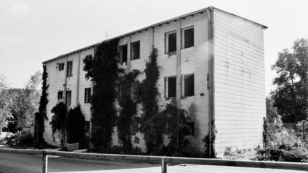 1961 baute der frühere Gunzenhäuser Hotelier Kurt Ehrlich dieses Hotel am Stadtbad, wie das heutige Waldbad damals im Volksmund hieß. Lange Jahre war es für alle Freibadbesucher und -besucherinnen ein vertrauter Anblick, es war ein beliebter Veranstaltungsort und viele Gäste übernachteten dort. Im September 1998 war es mit der alten Herrlichkeit längst vorbei, nun ging es auch dem Gebäude an den Kragen. Das Hotel wurde abgerissen.