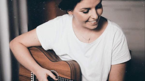 Das SAN-shine-CAMP auf der Badehalbinsel in Absberg lädt zu den Outdoor Musiktagen. Von Freitag bis Dienstag gastieren Songwriter wie Diana Ortner (Dienstag, Foto), aber auch zünftige Blaskapellen und Countrybands. Alle Details gibt's hier.