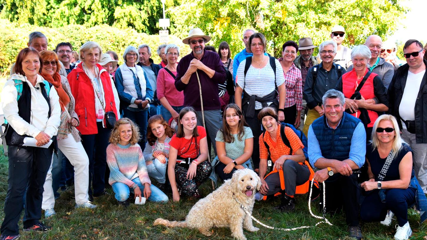 Der Weg der Poesie wurde aufgepeppt. Mit dabei: Kulturbeauftragte Angelika Herrmann (l), zahlreiche Wanderer und Bürgermeister Kratzer mit Lebensgefährtin und Hund. Der Weg der Poesie wurde aufgepeppt. Mit dabei: Kulturbeauftragte Angelika Herrmann (l), zahlreiche Wanderer und Bürgermeister Kratzer mit Lebensgefährtin und Hund.