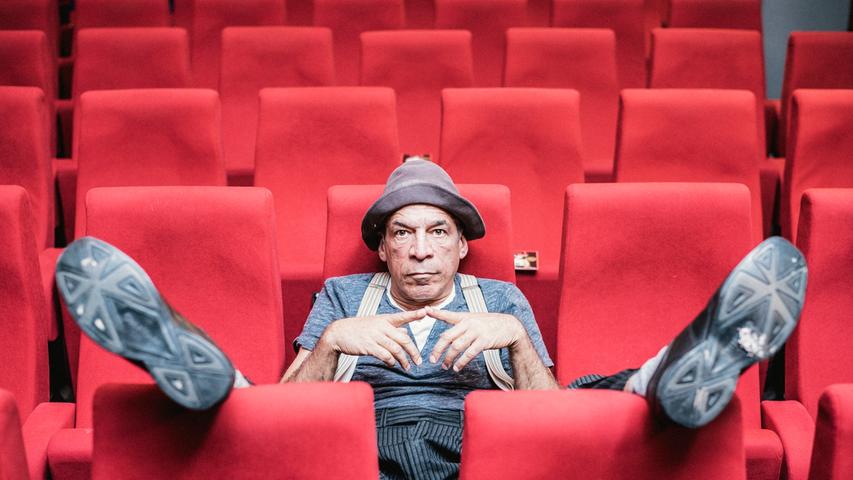 Der seit den 1980ern in Europa lebende US-Amerikaner Peter Shub kommt ins Junge Theater Forchheim. Am Samstag stellt der Künstler seine Mischung aus Kabarett und Clownerie dem Publikum vor. Los geht der Spaß um 20 Uhr. 