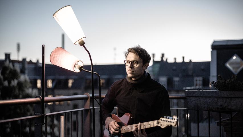 Der dänische Gitarrist Mikkel Ploug spielte während des Corona-Lockdowns 28 Nächte auf seinem Balkon für Nachbarn und Online-Hörende - und wurde dadurch bekannt. Nun hat er all die Songs im Studio aufgenommen und unter dem Titel "Balcony Lullabies" veröffentlicht. Am Samstag präsentiert Ploug die Lieder im Jazzstudio. Start: 21 Uhr.