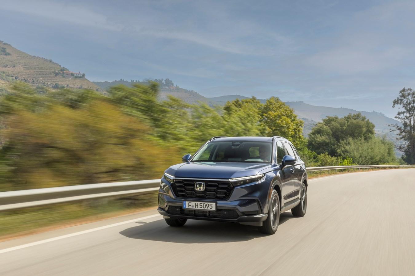 Der Antrieb setzt sich aus einem 109 kW/148 PS starken Zweiliter-Vierzylinder-Benziner und einem Elektromotor zusammen, der auch die genannte Systemleistung definiert.