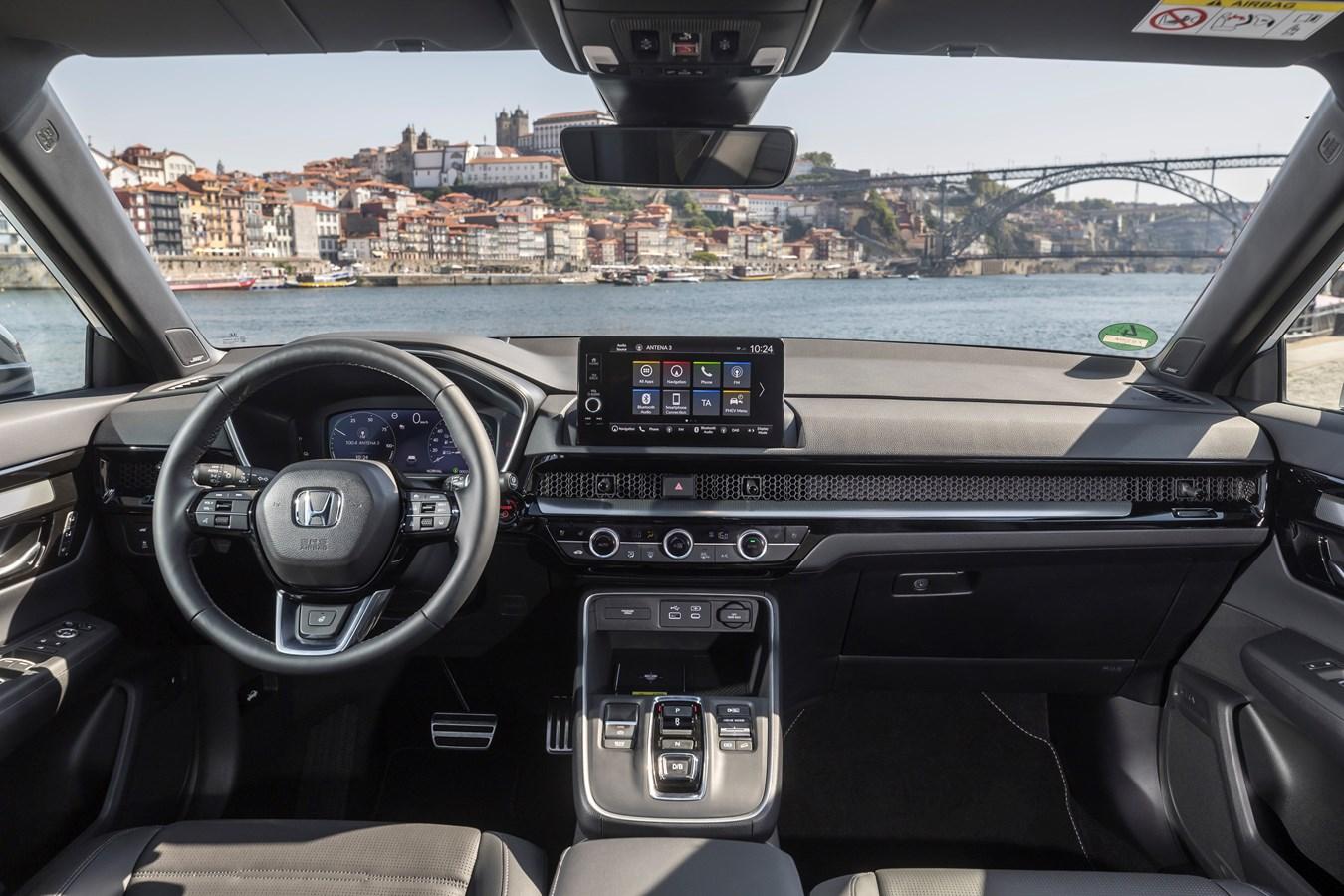 Der Touchscreen auf dem Armaturenträger fällt verhältnismäßig klein aus.