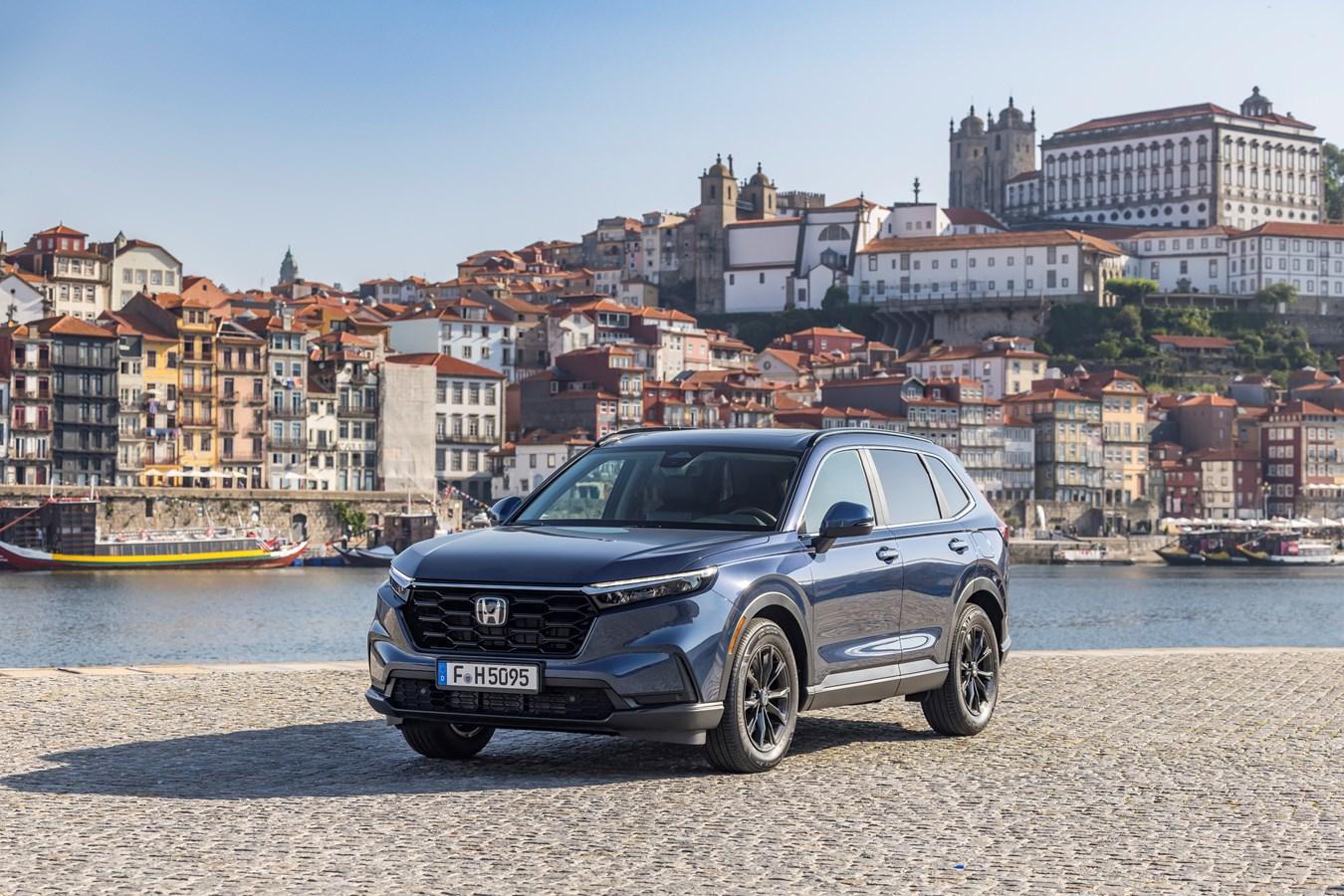 Den CR-V e:HEV gibt es in den Ausstattungslinien "Elegance" und "Advance". Der Grundpreis beträgt 51.400 Euro.