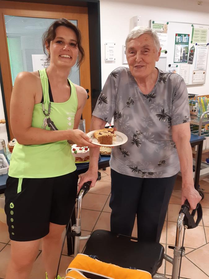 Kuchenbuffet: Mit den Einnahmen aus einem Kuchenbuffet sammelten die Bewohnerinnen und Bewohner des Vitalis Wohnpark Geld für Anke Leidenbergers Fahrt zur PingPongParkinson Weltmeisterschaft. Kuchenbuffet: Mit den Einnahmen aus einem Kuchenbuffet sammelten die Bewohnerinnen und Bewohner des Vitalis Wohnpark Geld für Anke Leidenbergers Fahrt zur PingPongParkinson Weltmeisterschaft.