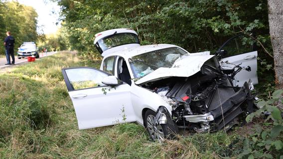 Frontal gegen einen Baum geprallt: Unfall auf der B 13 zwischen Weißenburg und Laubenthal
